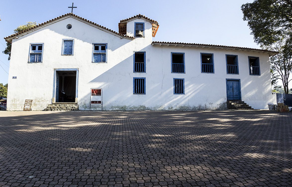 A Igreja de Nossa Senhora do Rosário está localizada no Largo dos Jesuítas no Embu das Artes. 